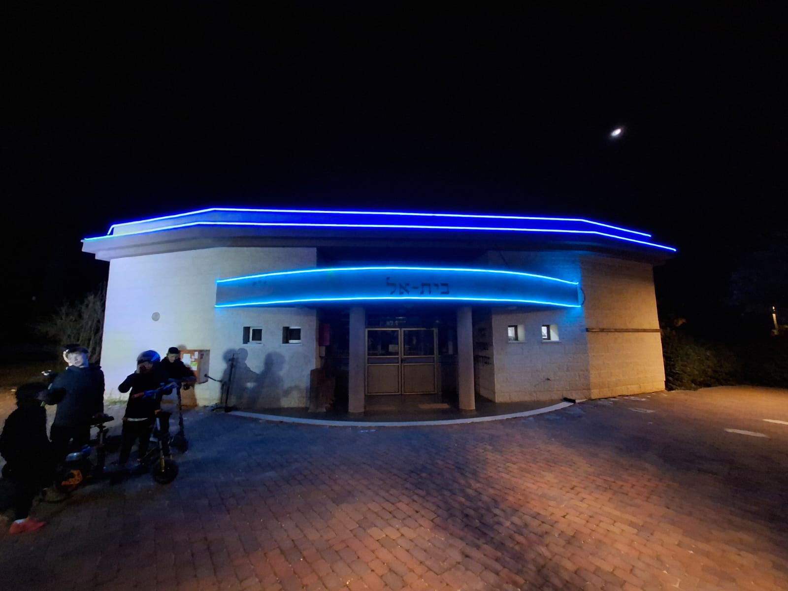 תאורת לד ניאון בבית כנסת המרכזי ביישוב קלע אלון, רמת הגולן תאורת לד ניאון בבית כנסת המרכזי ביישוב קלע אלון, רמת הגולן