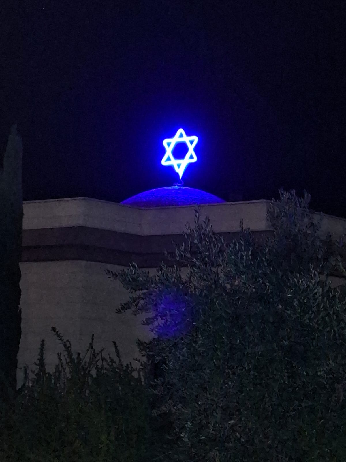 תאורת לד ניאון בבית כנסת המרכזי ביישוב קלע אלון, רמת הגולן תאורת לד ניאון בבית כנסת המרכזי ביישוב קלע אלון, רמת הגולן