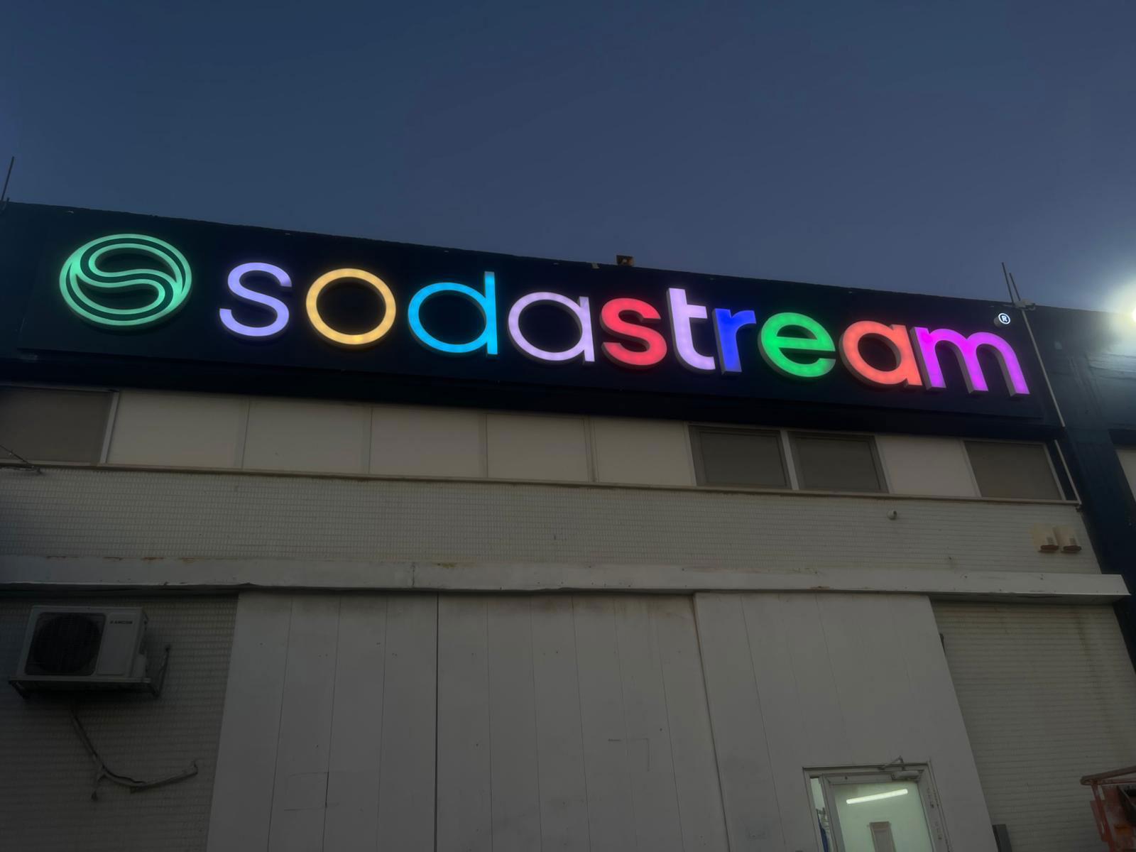 לוגו מואר על גבי בניין משרדים לחברת סודה סטרים לוגו מואר על גבי בניין משרדים לחברת סודה סטרים