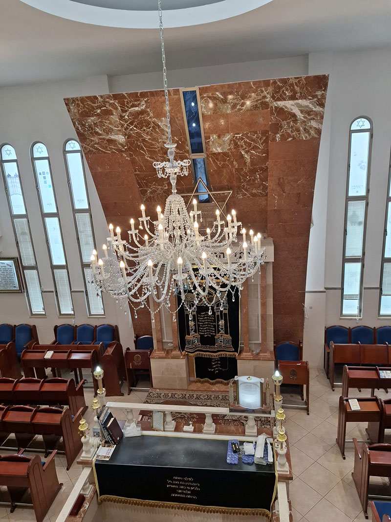 נברשת קריסטל תוצרת אוסטריה עם אבני סברובסקי בבית כנסת נברשת קריסטל תוצרת אוסטריה עם אבני סברובסקי בבית כנסת