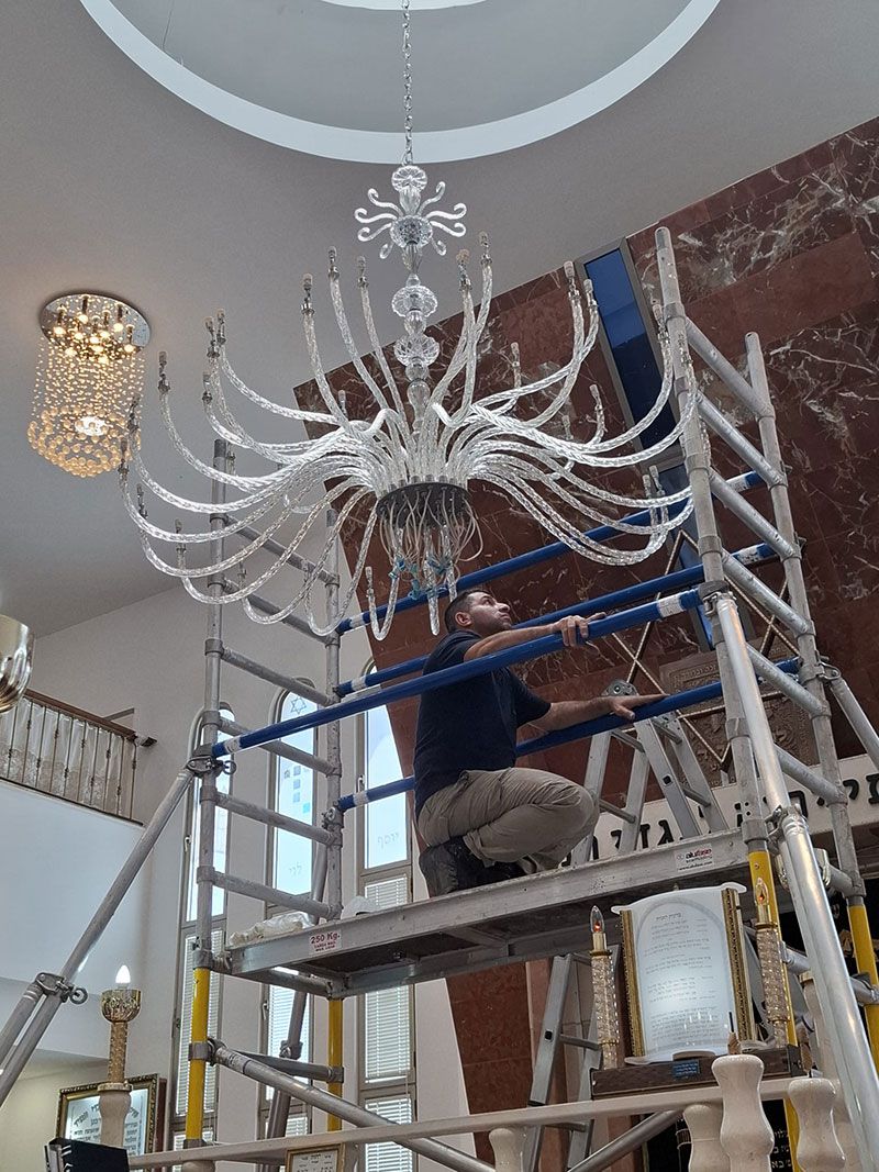 נברשת קריסטל תוצרת אוסטריה עם אבני סברובסקי בבית כנסת נברשת קריסטל תוצרת אוסטריה עם אבני סברובסקי בבית כנסת