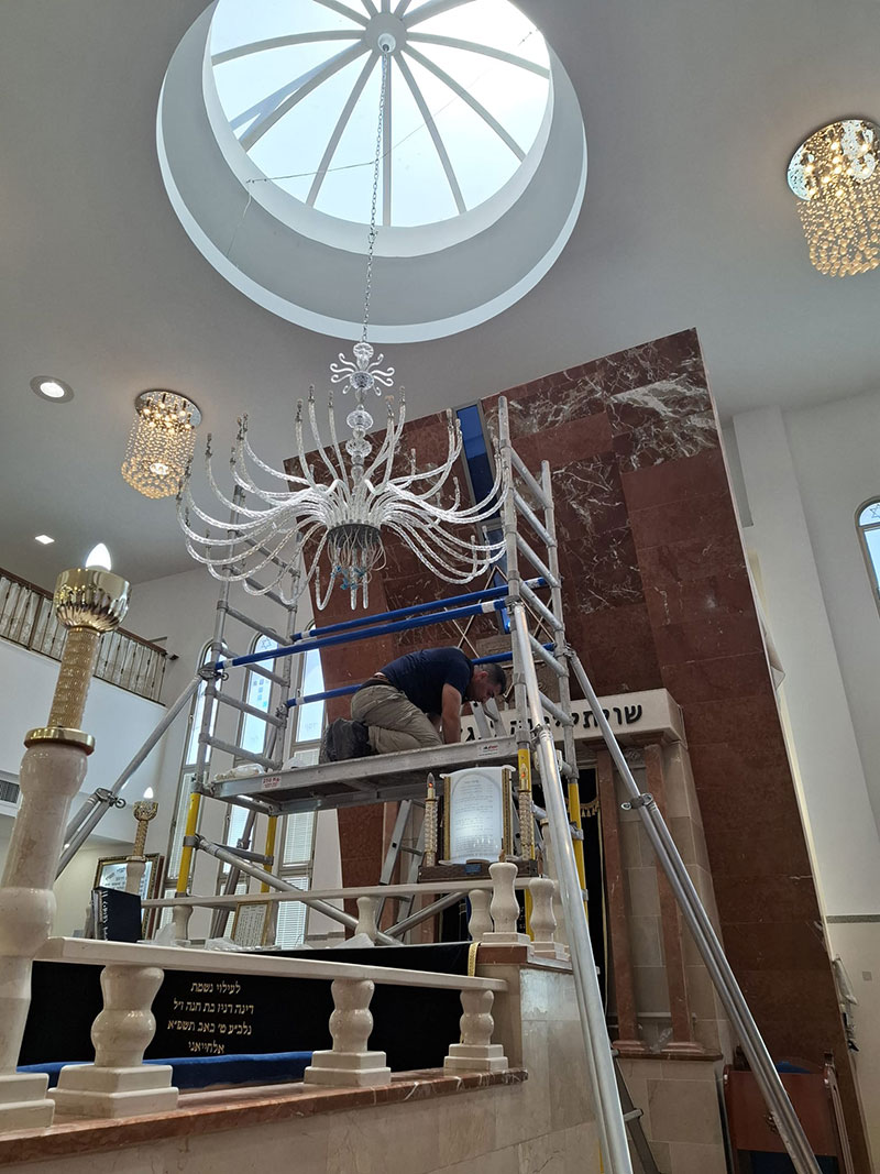 נברשת קריסטל תוצרת אוסטריה עם אבני סברובסקי בבית כנסת נברשת קריסטל תוצרת אוסטריה עם אבני סברובסקי בבית כנסת