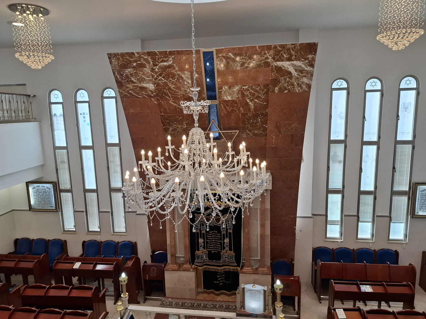 נברשת קריסטל תוצרת אוסטריה עם אבני סברובסקי בבית כנסת נברשת קריסטל תוצרת אוסטריה עם אבני סברובסקי בבית כנסת