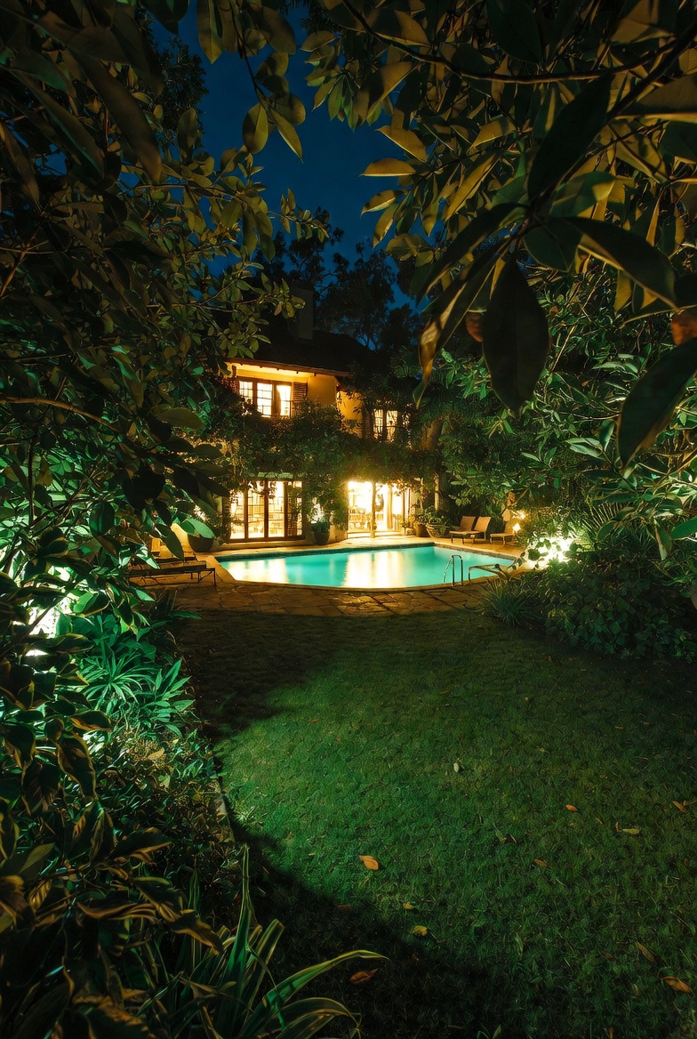 תאורה לגינה מוגנת מים תאורה לגינה מוגנת מים